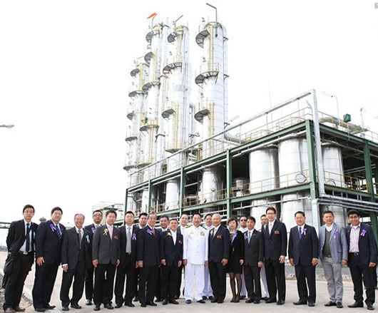 UBE公司股东及承建商在蒸馏塔下合影(左起第六位为中科天元董事长余伟俊先生、左起第四位为中科天元总裁唐兆兴先生)